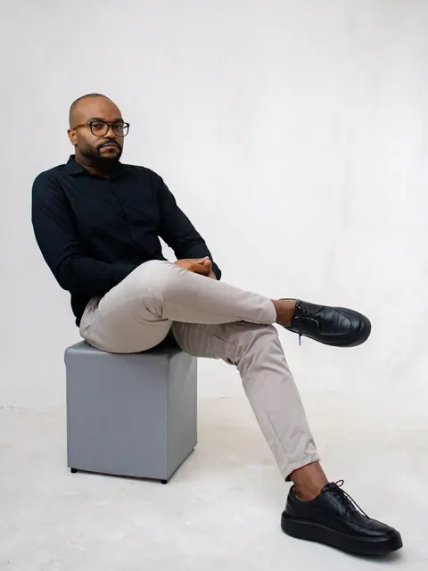 Kelvim Andrade, estúdio sentado