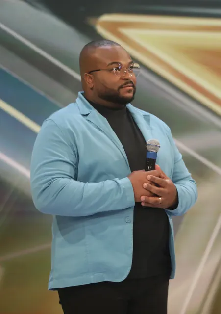 Kelvim Andrade, tv blazer azul